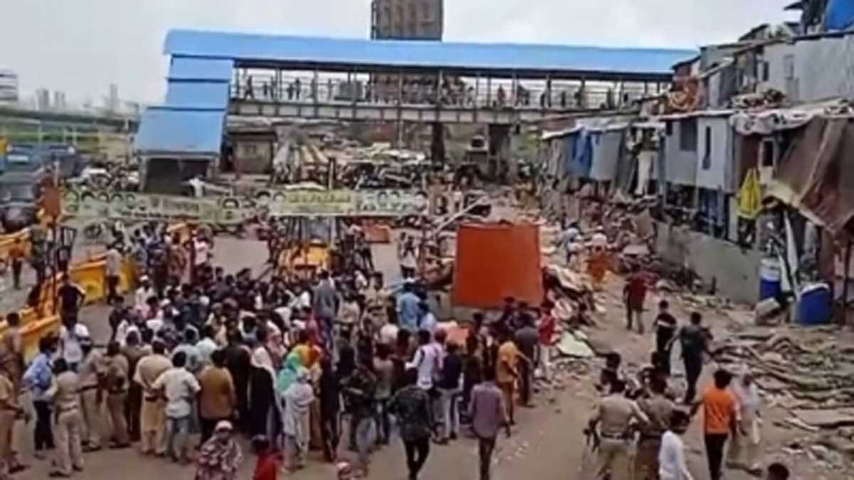 उद्धव ठाकरे को फिर लगा झटका, अवैध कार्यालय पर चला बीएमसी का बुलडोजर